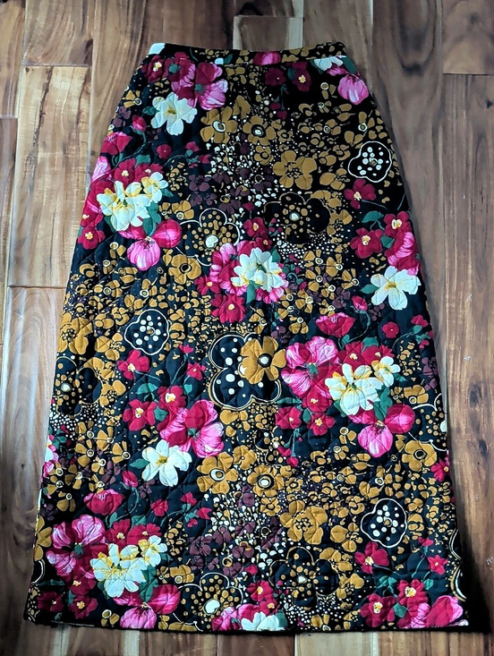 Dresses & Skirts - Vintage Floral Quilted Midi Skirt in Black & Pink